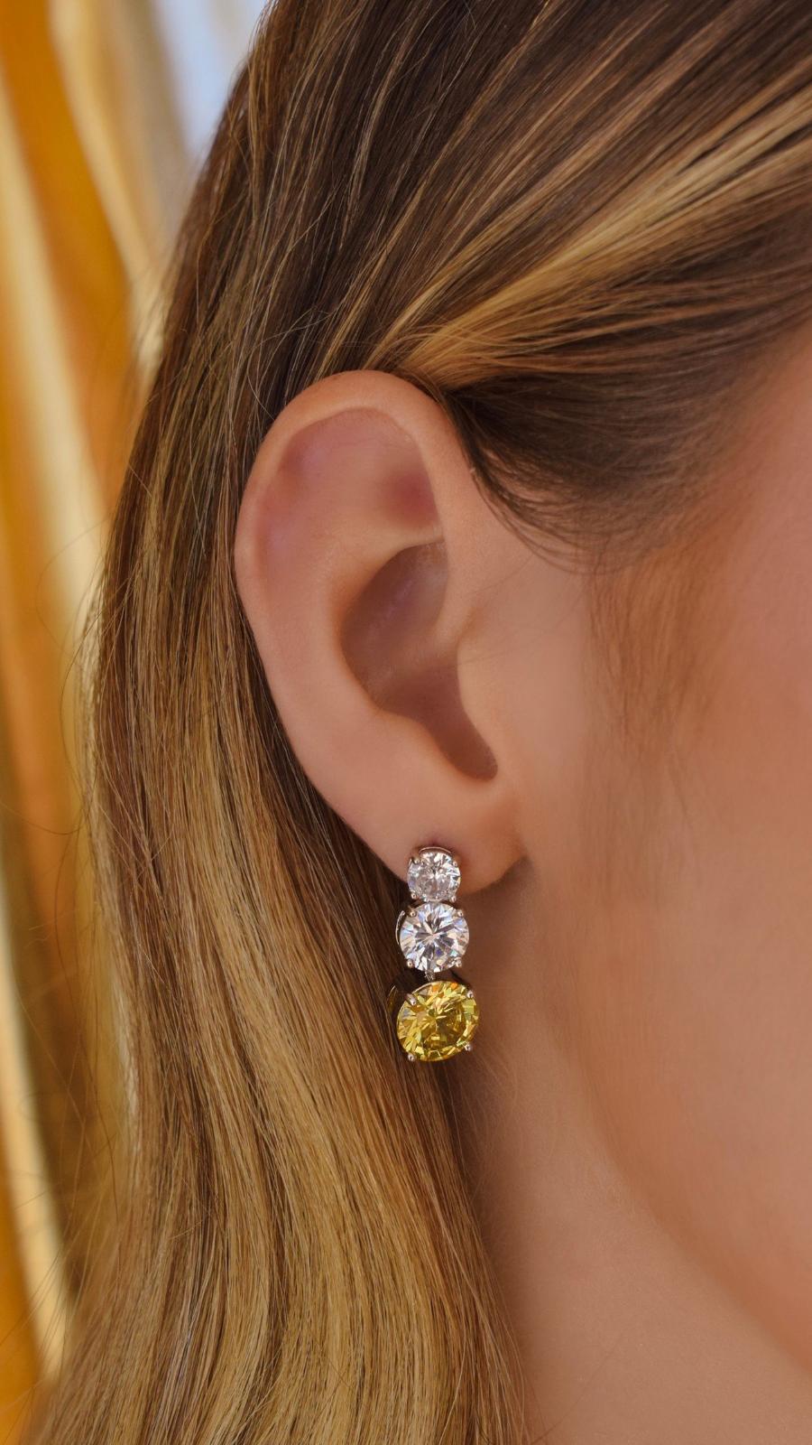 Brinco em zirconias amarelo/cristal