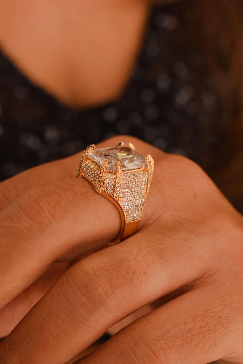 Anel cravejado de zirconias e microzirconias