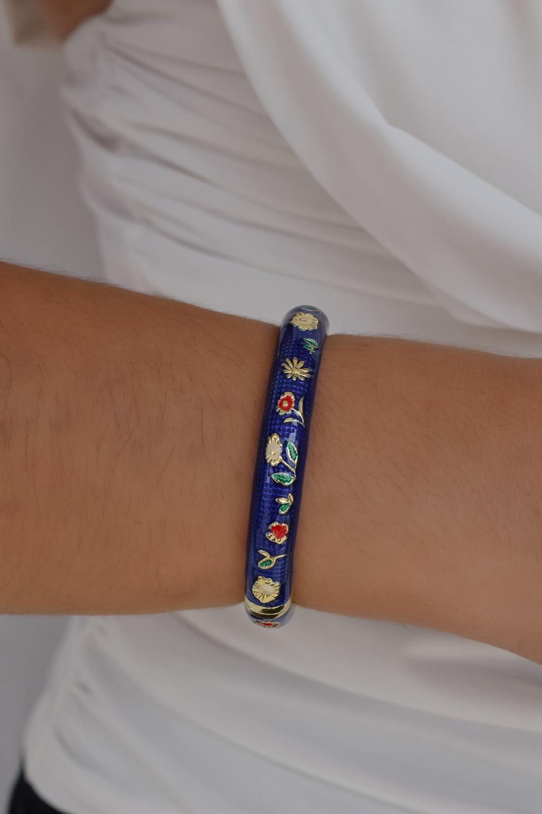Bracelete esmaltado com fundo azul marinho e estampa floral