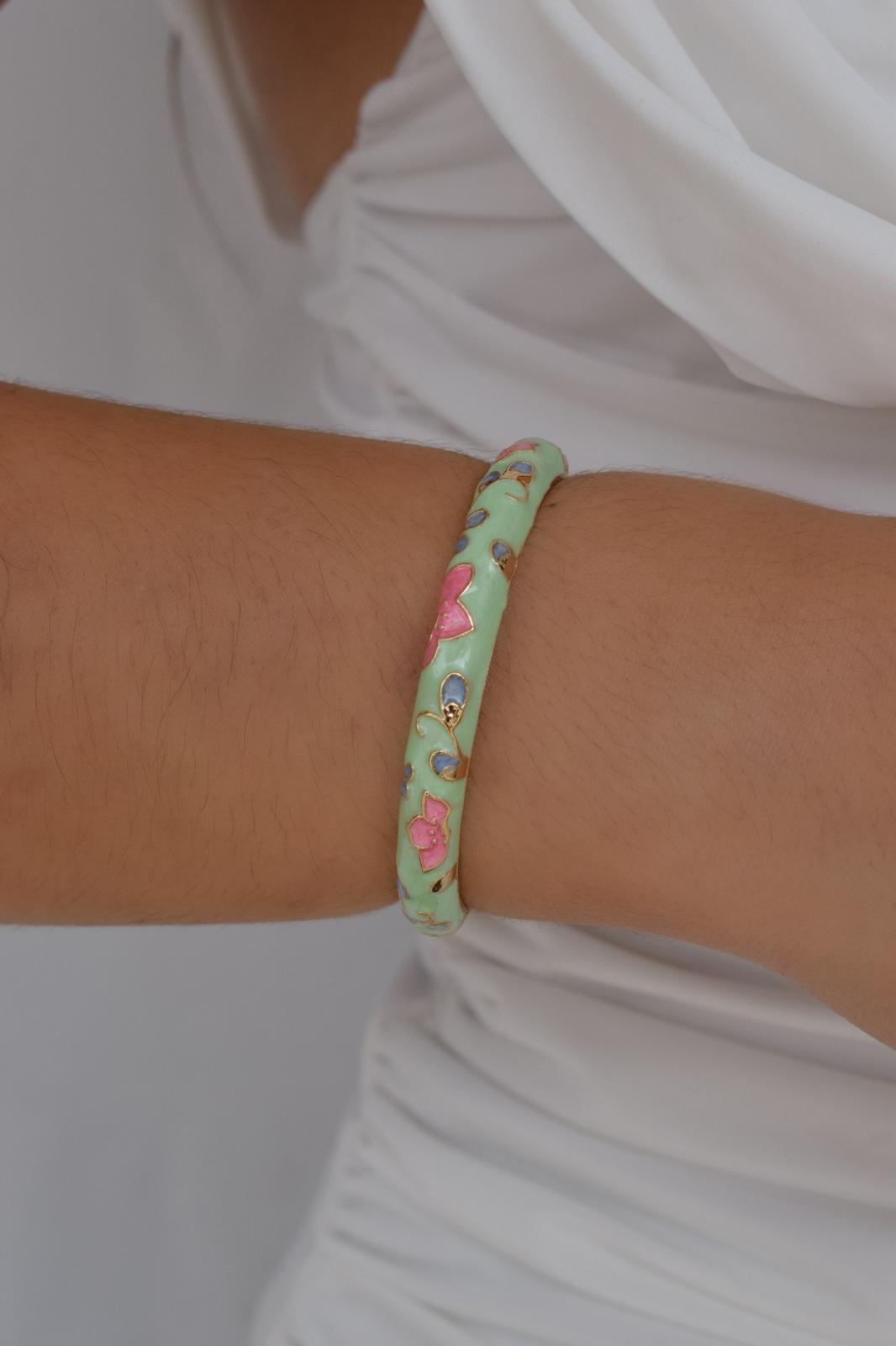 Bracelete esmaltado com fundo verde e estampa floral